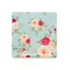 Calamita in porcellana decorata con motivo di rose rosa e rosse su sfondo azzurro, dimensioni 6x6 cm.