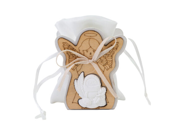 Sacchetto portaconfetti in legno a forma di angelo per comunione, decorato con fiocco bianco.