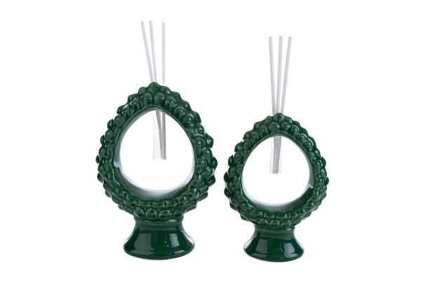 Profumatore a forma di pigna verde in ceramica con bastoncini, dimensioni 9,5x5xh.13,5 cm, fornito con astuccio elegante.