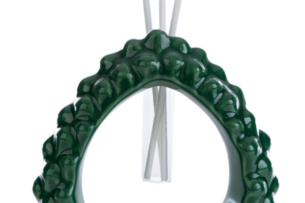 Profumatore decorativo a forma di pigna verde, dimensioni 9,5x5xh.13,5 cm, completo di astuccio e bastoncini diffusori.