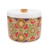 Scatola in porcellana decorata Royal Carousel, con coperchio bianco e dettagli colorati vivaci. Misure: 15,5×15,5xh.13 cm.