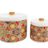 Scatola porcellana Royal Carousel 15,5×15,5xh.13 cm decorata con motivi elaborati e coperchio bianco con manico dorato.