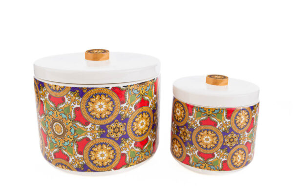 Scatola porcellana Royal Carousel 15,5×15,5xh.13 cm decorata con motivi elaborati e coperchio bianco con manico dorato.