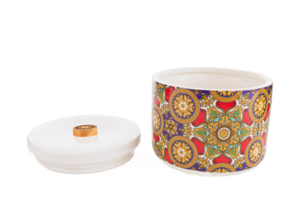 Scatola in porcellana decorata Royal Carousel, 15,5×15,5xh.13 cm, con coperchio bianco e motivo multicolore elegante.