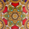 Dettaglio decorativo della SCATOLA PORCELLANA ROYAL CAROUSEL 15,5×15,5xh.13CM con motivi dorati e colori vivaci.