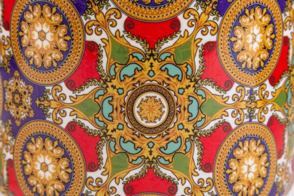 Dettaglio decorativo della SCATOLA PORCELLANA ROYAL CAROUSEL 15,5×15,5xh.13CM con motivi dorati e colori vivaci.