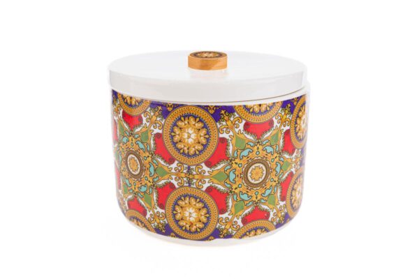 Scatola in porcellana decorata Royal Carousel, con coperchio bianco e dettagli colorati vivaci. Misure: 15,5×15,5xh.13 cm.