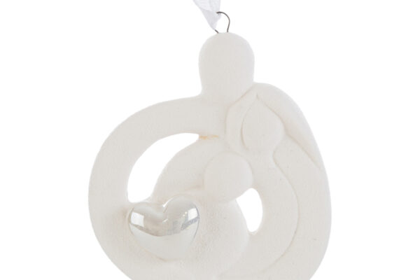 Appendino calamita in porcellana bianca a forma di famiglia stilizzata, dimensioni 7 cm, con gancio per il fissaggio.