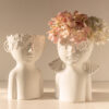 VASO BUSTO GIRL in porcellana bianca con dettagli floreali, dimensioni 22x17xh.28 cm, decorato con fiori rosa chiaro.