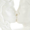 Coppia di sculture bianche in porcellana che si baciano, dimensioni 20,5×7,5×h.19,5 cm. Design elegante e raffinato.