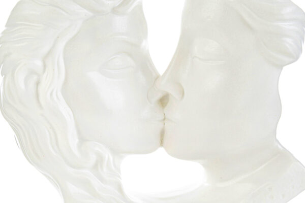 Coppia di sculture bianche in porcellana che si baciano, dimensioni 20,5×7,5×h.19,5 cm. Design elegante e raffinato.