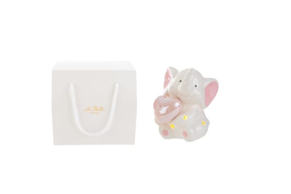 Elefantino in porcellana LED rosa con cuoricino, dimensioni 6,5x8,5 cm, accompagnato da shopper bianco.