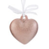 Appendino a forma di cuore in porcellana rosa con calamita, misura 6,5 cm, decorato con nastro bianco.