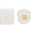 Cuore in porcellana a forma di palloncino con LED dorati, 11x8x11 cm, accanto a shopper bianco elegante.