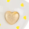 Cuore in porcellana bianca con LED, decorazione cuore dorato centrale e piccoli cuori luminosi gialli. Dimensioni 11x8x11 cm.