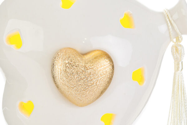 Cuore in porcellana bianca con LED, decorazione cuore dorato centrale e piccoli cuori luminosi gialli. Dimensioni 11x8x11 cm.