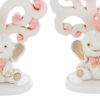 Elefantino in resina con decorazioni rosa e albero ricurvo, disponibile in 2 varianti. Dimensioni: 5,5x7 cm.