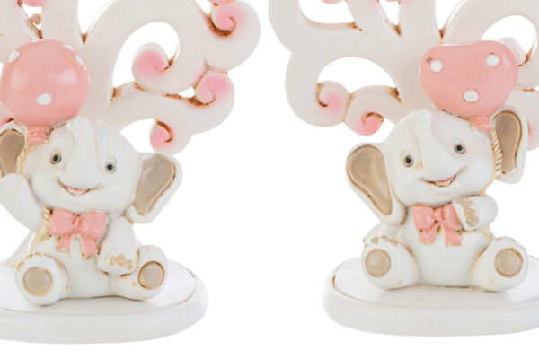 Elefantino in resina con decorazioni rosa e albero ricurvo, disponibile in 2 varianti. Dimensioni: 5,5x7 cm.