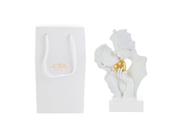 Statua in resina bianca di una coppia che si bacia, con cuore dorato al centro. Include shopper decorativa bianca.