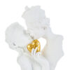 Statua in resina bianca di una coppia che si bacia, con un cuore dorato tra le mani. Dimensioni: 12,5x6xh.20CM.