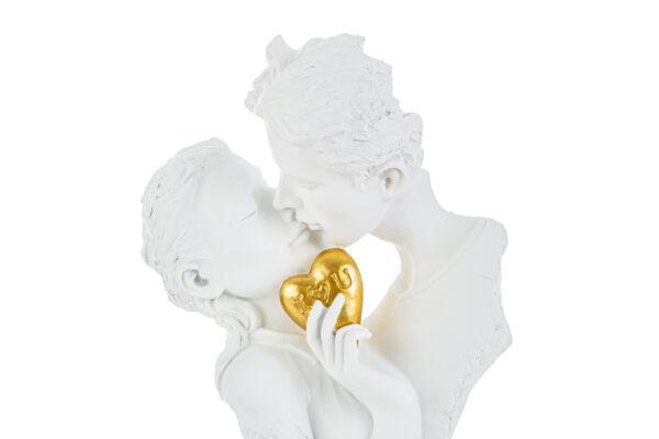 Statua in resina bianca di una coppia che si bacia, con un cuore dorato tra le mani. Dimensioni: 12,5x6xh.20CM.