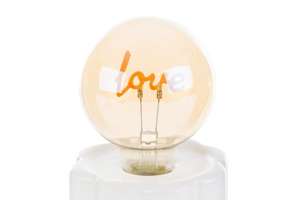 Lampada in porcellana bianca a LED con scritta "Love" arancione, dimensioni 10x18 cm, include shopper.