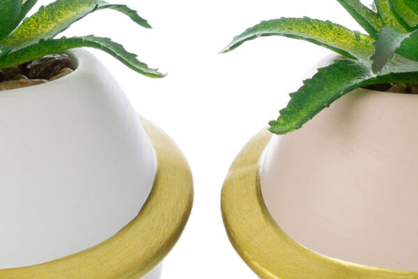Vasetti decorativi in ceramica con bordo dorato e piantine verdi artificiali, ideali come complementi d'arredo.