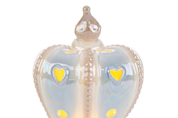 Corona in porcellana LED color celeste con luce gialla a forma di cuore, dimensioni 9x8x4,5 cm, inclusa shopper.