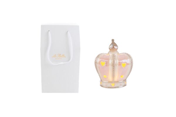 Corona in porcellana rosa con luci LED, dimensioni 9x8x4,5 cm, affiancata da shopper bianca elegante inclusa.