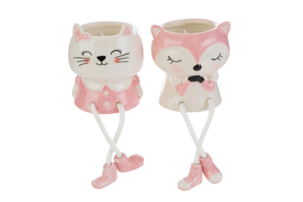 Candela in porcellana rosa a forma di gatto e volpe, decorativa con gambe pendenti. Misura 7,5x7,5xh.8,5 cm.