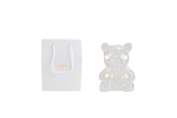 Orsetto in porcellana bianco con luce LED, dimensioni 8x7,5xh.10 cm, accompagnato da shopper elegante.