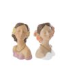 Due statuine a forma di busto femminile in resina, con dettagli floreali e collane dorate, misure 13,5x10,5xh.18,5 cm.