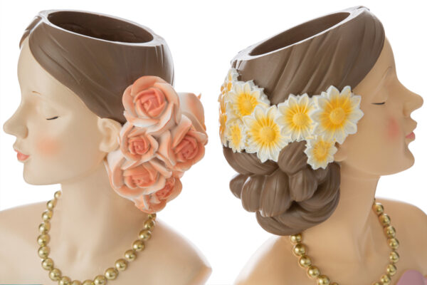 Vasi decorativi a forma di testa femminile in resina, con fiori rosa e gialli tra i capelli. Dimensioni: 13,5x10,5xh.18,5 cm.