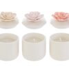 Candela in scatola di porcellana bianca con decorazione floreale rosa, beige o crema. Misura: 6x6xh.7,5 cm.
