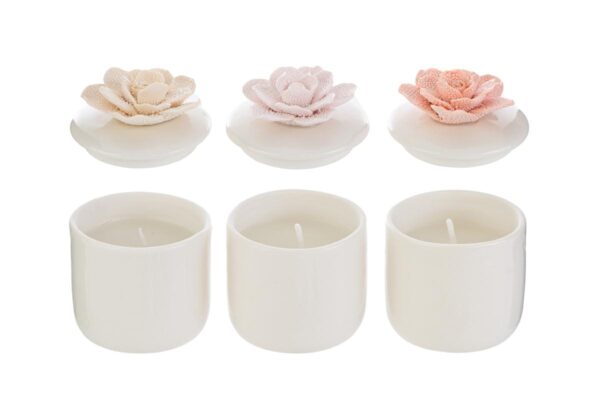 Candela in scatola di porcellana bianca con decorazione floreale rosa, beige o crema. Misura: 6x6xh.7,5 cm.