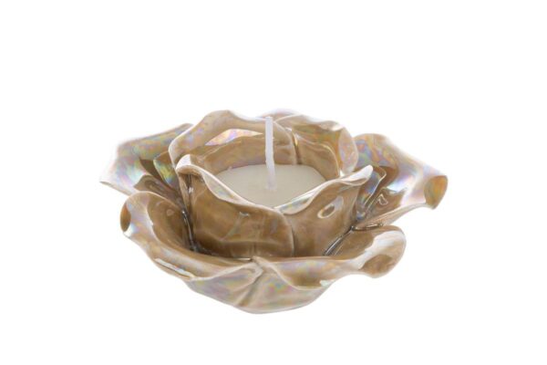 Candela a forma di rosa in porcellana beige con finitura lucida, dimensioni 10,5×10,5×h.6,5 cm.