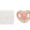 Cuore LED in porcellana rosa con piccoli cuori gialli, dimensioni 8x8xh.5cm, accanto a shopper bianco incluso nel prodotto.