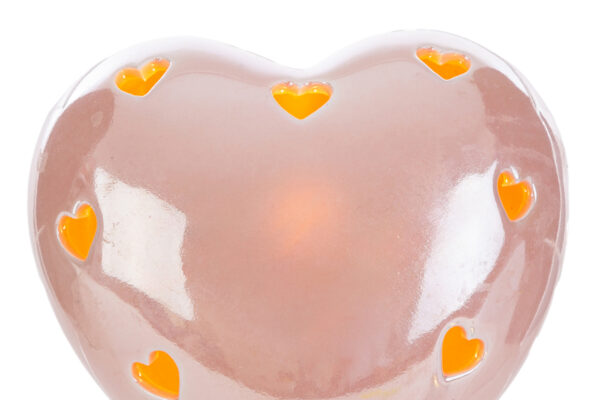 CUORE LED in porcellana rosa con decorazioni traforate a forma di cuore, dimensioni 8x8xh.5 cm, con shopper incluso.