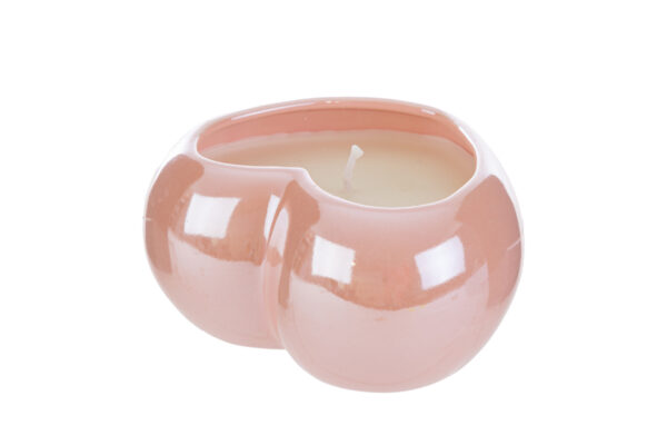 Candela in cera di soia a forma di cuore in porcellana rosa, dimensioni 11x10xh5,5 cm, con shopper inclusa.