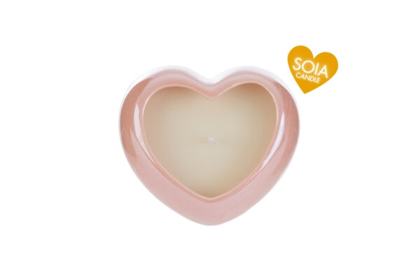 Candela in cera di soia a forma di cuore in porcellana rosa, dimensioni 11x10xh.5,5 cm, con shopper.
