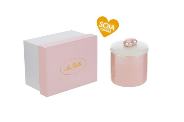 Scatola candela in soia, porcellana rosa, 6,5×6,5xh.7 cm con coperchio e astuccio coordinato.