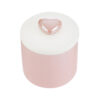 Scatola candela in porcellana rosa a forma cilindrica con coperchio bianco e decoro cuore; dimensioni 6,5×6,5×h7 cm.