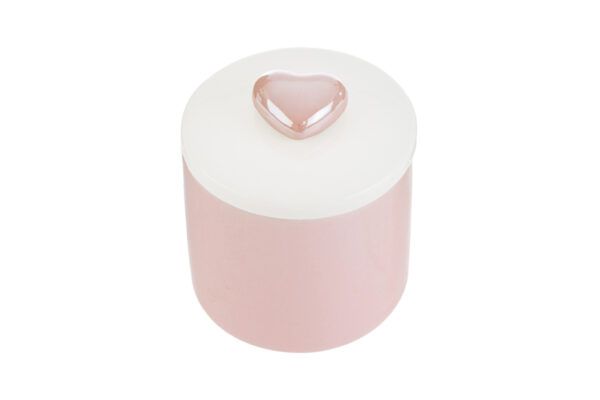 Scatola candela in porcellana rosa a forma cilindrica con coperchio bianco e decoro cuore; dimensioni 6,5×6,5×h7 cm.