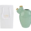 Vaso in porcellana a forma di cactus verde con dettagli dorati, dimensioni 14x8xh.20 cm, accanto shopper bianco elegante.