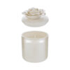 Candela in scatola di porcellana bianca con coperchio decorato a fiore, dimensioni 7,5×7,5×h10,5 cm.