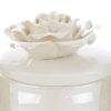 Candela in scatola di porcellana bianca con coperchio decorato a forma di rosa, dimensioni 7,5×7,5×h10,5 cm.