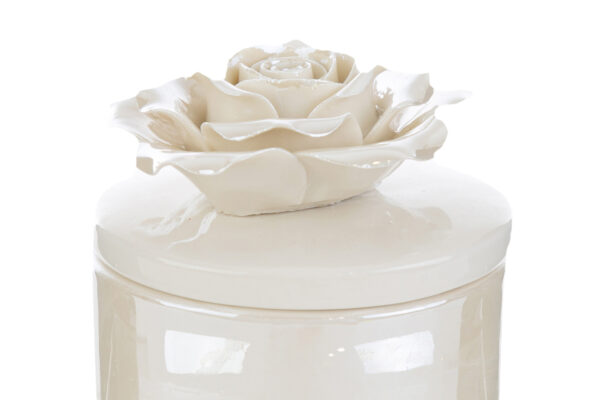 Candela in scatola di porcellana bianca con coperchio decorato a forma di rosa, dimensioni 7,5×7,5×h10,5 cm.