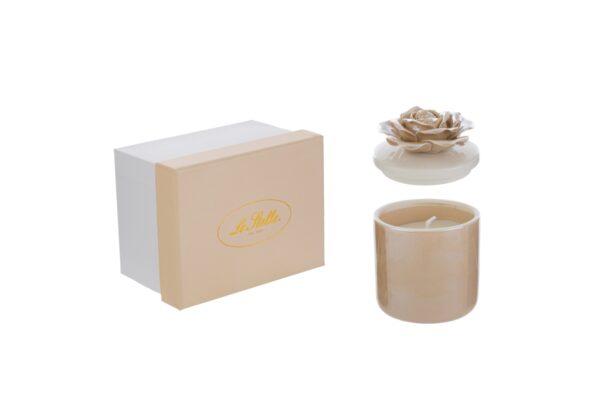 Candela in scatola di porcellana beige con coperchio decorato a forma di rosa, dimensioni 7,5x7,5xh.10,5 cm.