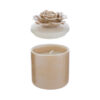 Candela in scatola di porcellana beige con coperchio decorato a forma di fiore, dimensioni 7,5×7,5xh.10,5 cm.