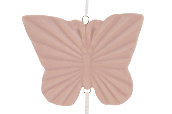 Appendino a forma di farfalla in porcellana rosa, dimensioni 7,5x6x2 cm, con cordoncino bianco per appenderlo.